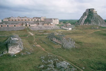 El Castillo i klasztor